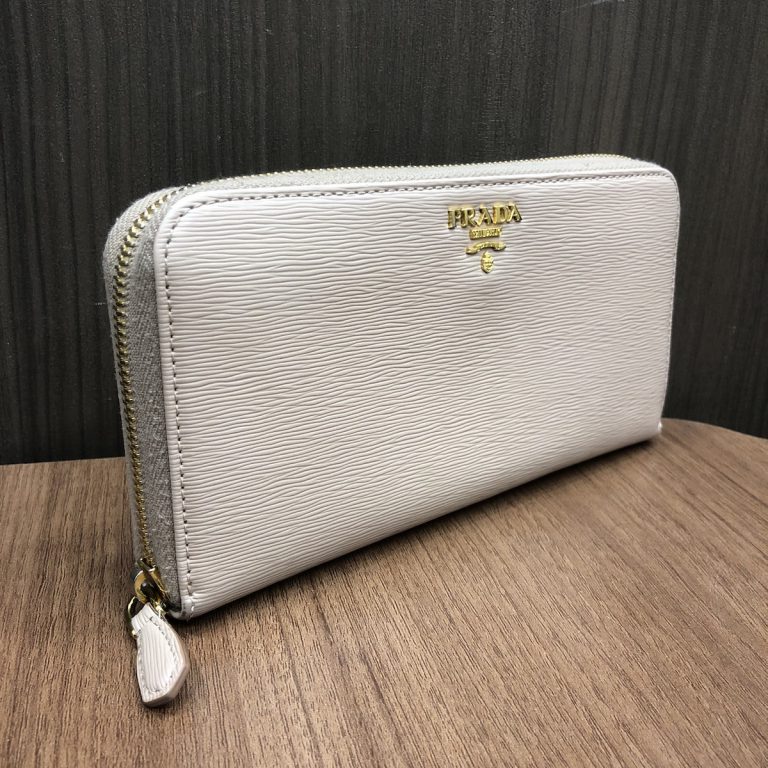 プラダ ラウンドファスナー長財布